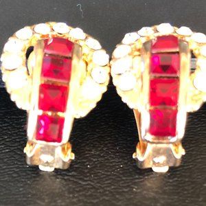 MC RED AND CLEAR RHINES STONE EARRINGS, GOLD TONE